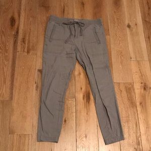 LOU & GREY gray cropped linen jogger pant.